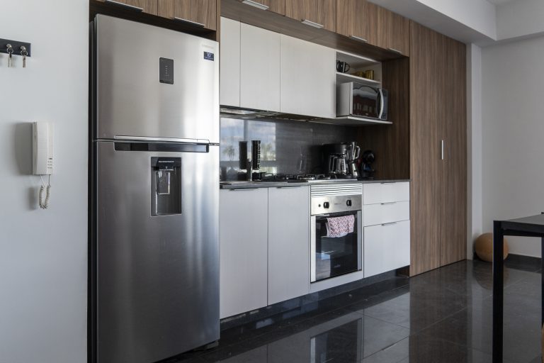 geladeira frost free na cozinha