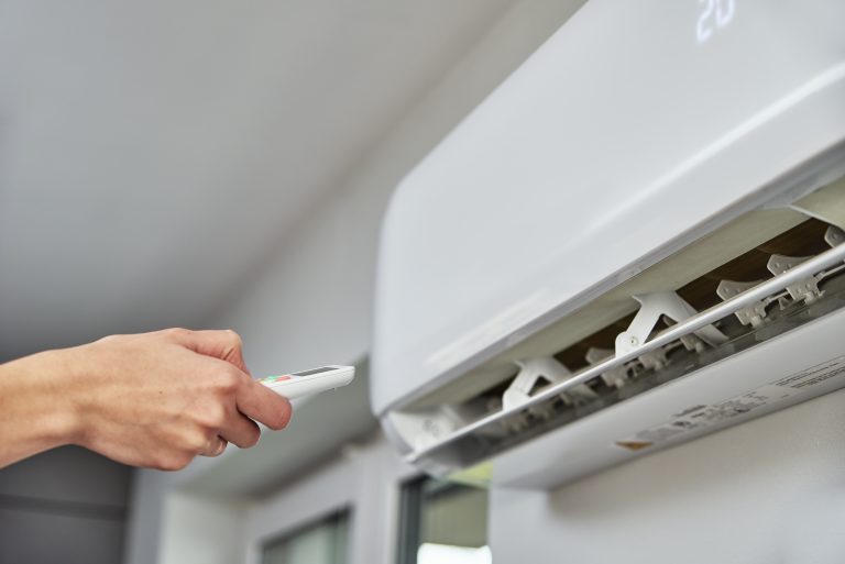 pessoa ligando o ar-condicionado inverter